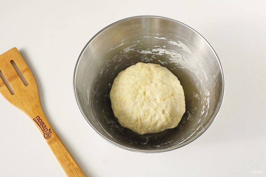 Замесите мягкое и эластичное тесто. Соберите его в шар, накройте полотенцем и дайте полежать 20 минут.