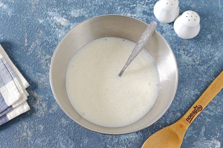 Перелейте кефир в глубокую миску и добавьте соду и соль.