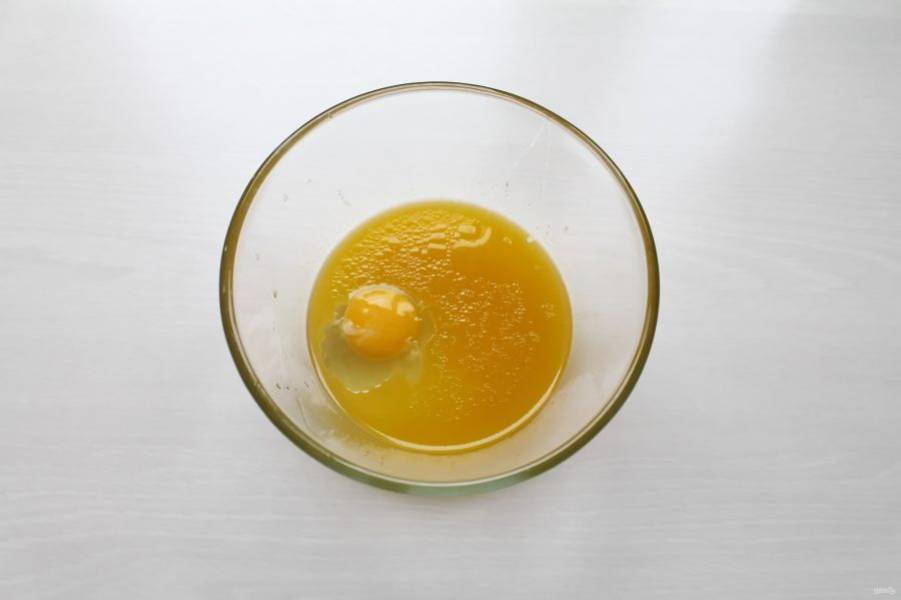 Разбейте в миску с маслом и сахаром одно яйцо, перемешайте до однородности.