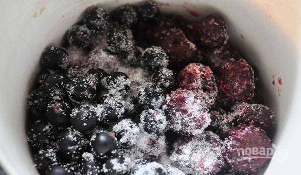В сотейник выложите ягоды, сахар и воду. Доведите смесь до кипения.