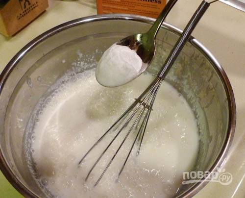2.	Снимите миску с огня и добавьте соду, перемешайте венчиком, затем введите сахарный песок и соль. 