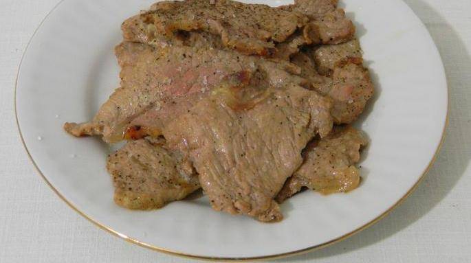 Переложите мясо в тарелку.