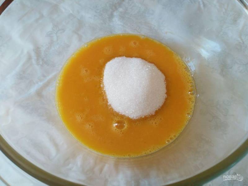 Разбейте яйца в глубокую миску и слегка взбейте их с сахаром и солью.