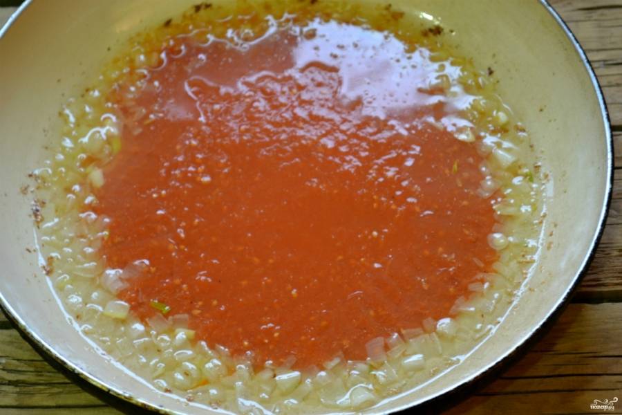 Залейте слегка обжаренный лук томатным соком, добавьте соль, перец и немного сахара (если сок очень кислый). Готовьте, пока жидкость не испарится и соус не станет густым.