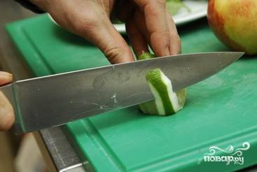 Лайм очищаем от кожуры и нарезаем пластиночками.