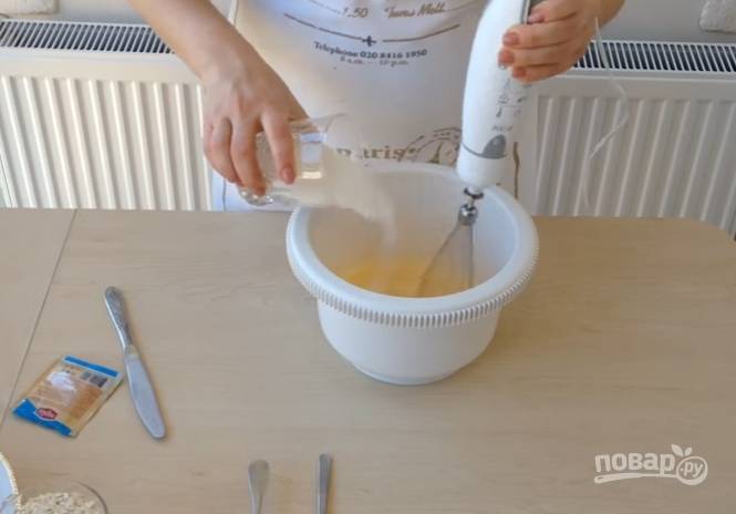 2.	Перемешайте массу миксером и постепенно вводите ваниль, порционно всыпайте сахарный песок. Выключите миксер и положите разрыхлитель, соду, соль. 