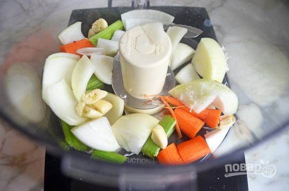 1. Нарежьте средними кусочками очищенный чеснок, лук и морковь, а также сельдерей. Выложите овощи в миксер.