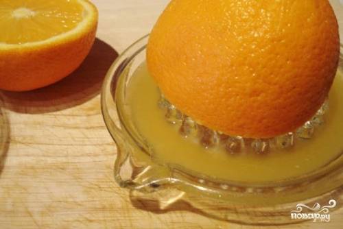 3. Из апельсинов нам нужно получить сок. Для этого лучше воспользоваться подручной кухонной техникой.