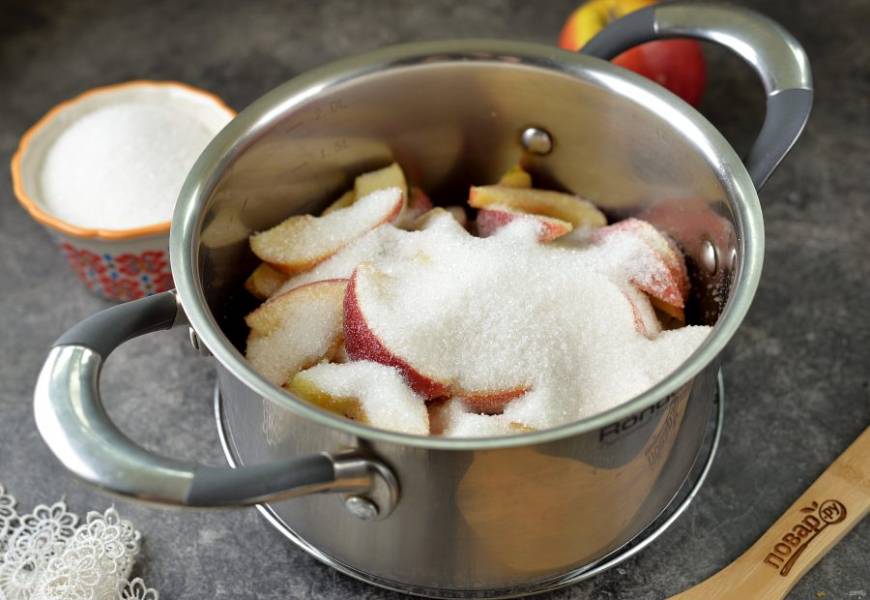 Отмерьте необходимое количество сахара на кухонных весах, дайте яблокам постоять пару часов под сахаром, они должны пустить немного сока.