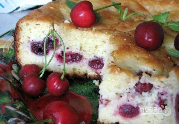 Дрожжевой пирог с вишней — простой рецепт
