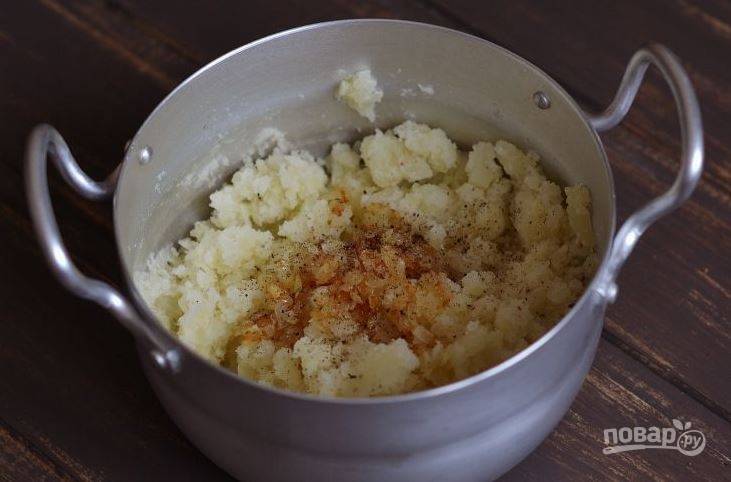 Готовый отваренный картофель разомните до состояния однородного пюре. Затем выложите к нему половину обжаренного лука. Посолите, поперчите и тщательно перемешайте. Это будет ваша начинка для вареников. 
