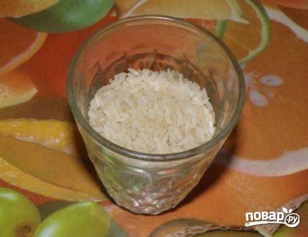 Поставим отвариваться рис в большом количестве воды. Варим до полуготовности, затем откидываем на сито, пусть стекает лишняя жидкость.