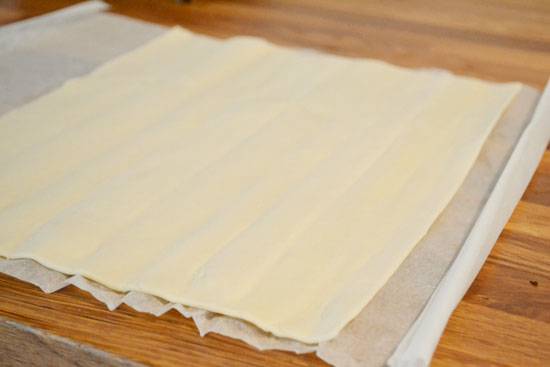 1. Слоеное тесто в рецепт приготовления малиновых пирожков лучше брать дрожжевое. Его необходимо разморозить предварительно. 