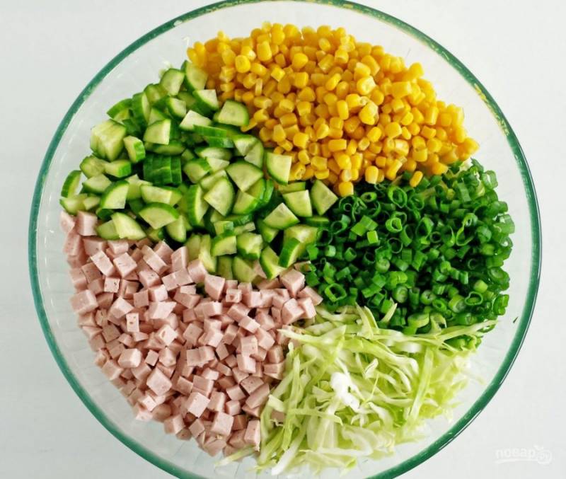 Салат с ветчиной, кукурузой, сыром и свежим огурцом