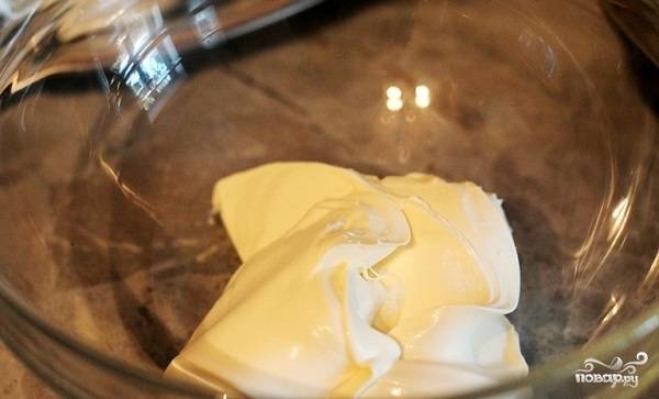 2. Для приготовления крема в глубокую мисочку выложите сметану. 