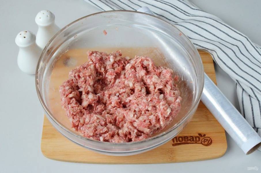 Перемешайте очень хорошо фарш руками, не менее 10 минут, чтобы мясо начало тянуться. Накройте пищевой пленкой и уберите в холодильник на 2-3 часа, чтобы жир (сало) застыл.