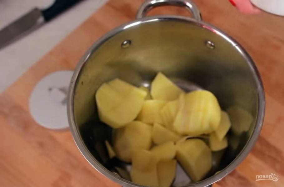 1. Для начала очистите картофель и нарежьте его тонкими дольками, чтобы его потом было легко мять в пюре. Отварите его до готовности. 