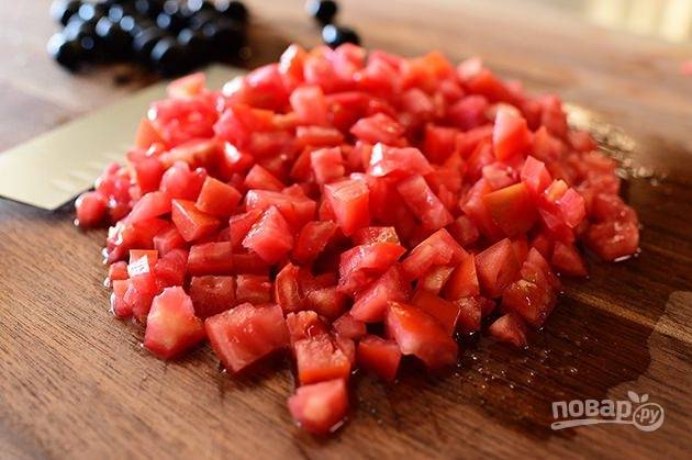 4. Нарежьте помидоры на мелкие кубики.