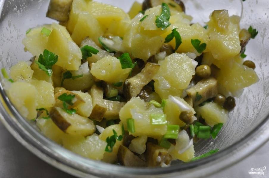 Добавьте специи по вкусу, можете заправить салат маслом растительным. 