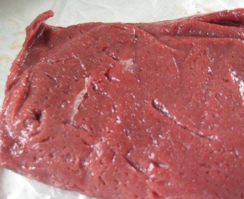 Для лучшего результата нужно взять кусочек мяса, который после забоя скота пролежал в холодильнике несколько дней.