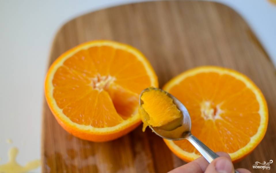 Разрежьте апельсин на две половинки. Выберите из него мякоть (аккуратно, чтобы было минимум сока).