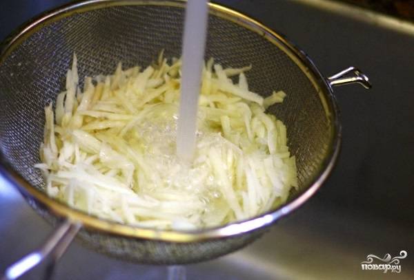 3. Чтобы картофельный хашбраун в домашних условиях получился по-настоящему хрустящим, есть несколько секретов. Первый - это промыть тертую картошку под холодной водой. 