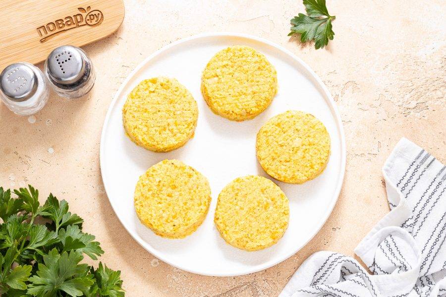 Сформируйте из получившейся массы котлетки.