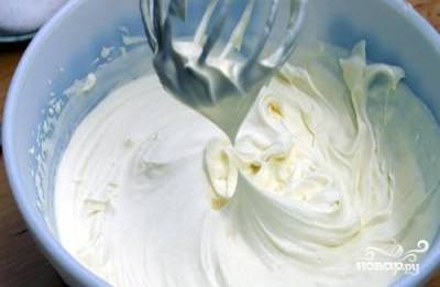 Приготавливаем крем: тщательно взбиваем сметану со сгущенным молоком