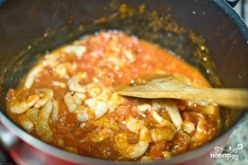 Заправьте ингредиенты в кастрюле томатной пастой. 