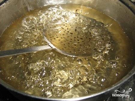Сделайте сироп из сахара. Для этого растопите его с небольшим количеством воды. Если требуется, добавьте чайную ложку крахмала.