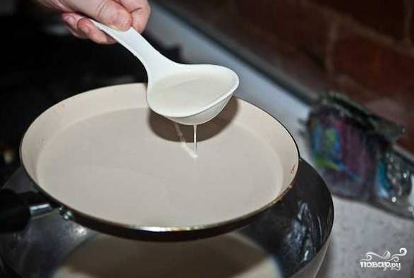 7. Наливайте тесто небольшими порциями, чтобы блины на кефире и молоке в домашних условиях были тоненькими. 
