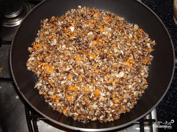 Морковь натираем на терке, лук нарезаем кубиками. Жарим на сковороде вместе с грибами на сливочном масле минут 10.