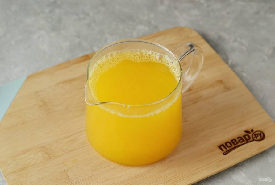 Процедите получившийся напиток. Соедините вместе облепиховый отвар и апельсиновый напиток с пряностями. 
