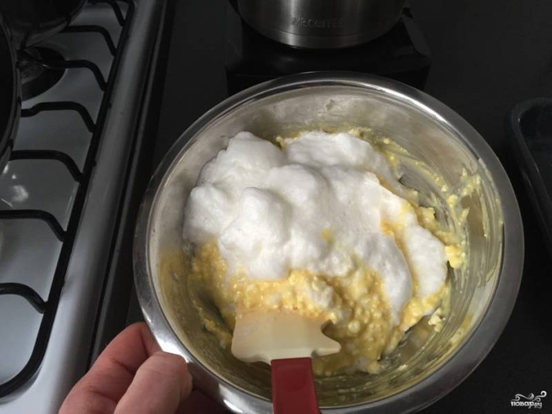 2. Яичные белки взбиваем в густую пену и тоже добавляем в тесто. Сюда же — и какао. Перемешаем аккуратно, чтоб белки не опали. 