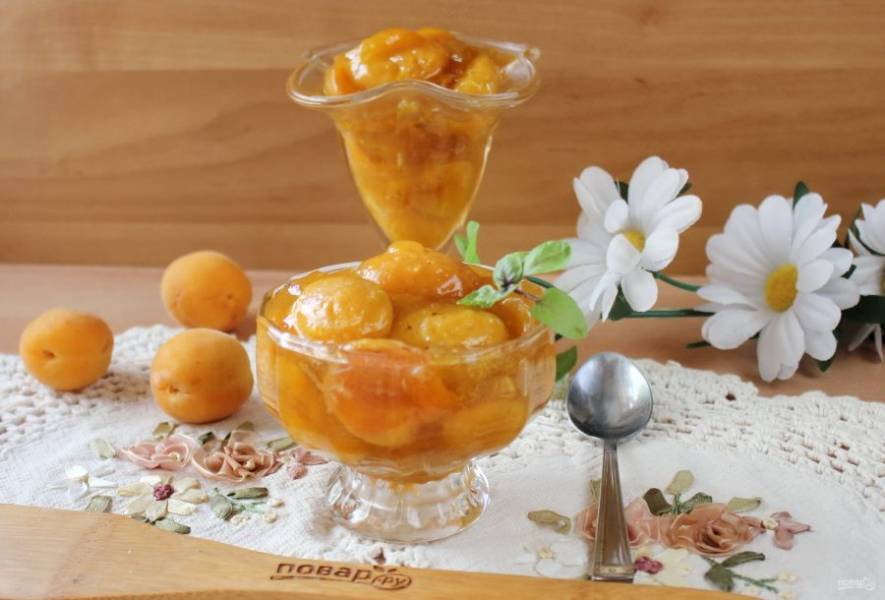 Готовое абрикосовое варенье разложите в стерилизованные баночки и храните в прохладном месте.