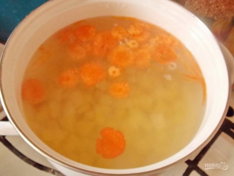 3. У меня оставался мясной бульон (я варила говядину на салат), поэтому я решила его использовать для приготовления этого замечательного супа. Его можно готовить и на воде: сэкономите время, и суп получится легким. Отправьте овощи в бульон и посолите по вкусу.