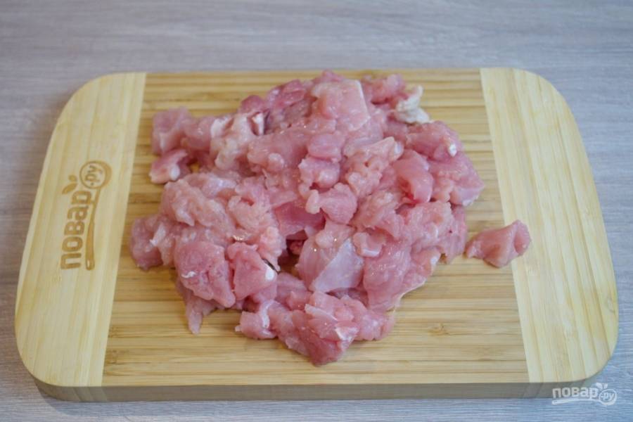 Для приготовления колбасы мы возьмем два вида чистого мяса (говядина и индюшатина/курятина). Мясо птицы (филе) нарежьте острым ножом на очень маленькие кусочки.