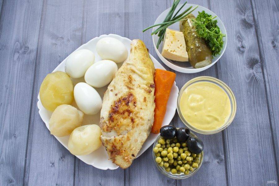 Подготовьте необходимые продукты. Картофель и морковь вымойте, варите на медленном огне в течение 30 минут, очистите. Яйца сварите вкрутую, в течение 7-10 минут, залейте холодной водой, очистите. Зелень вымойте.