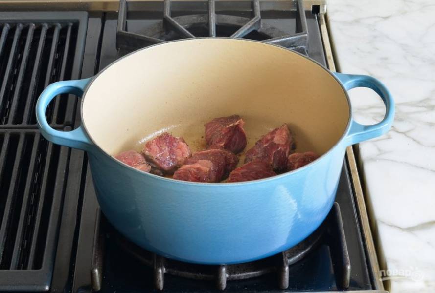 3. Выложите мясо в разогретое масло и обжарьте до образования румяной корочки на сильном огне. 