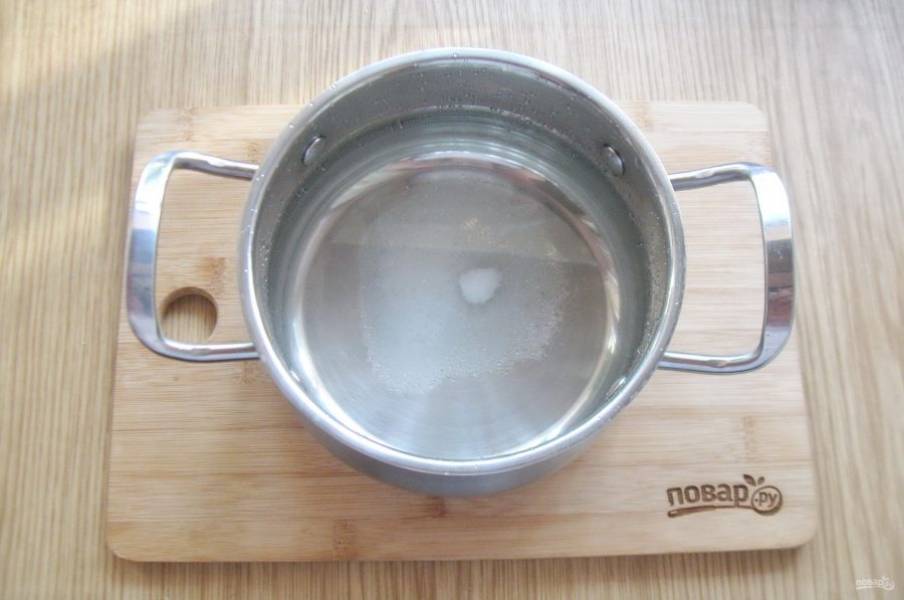 В кастрюлю налейте 600 мл. воды и добавьте 1 столовую ложку соли.
