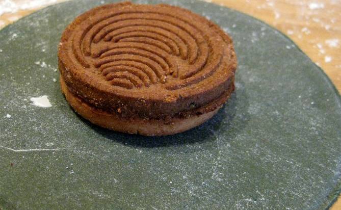 Для основы колеса берем круглое печенье (также можно использовать зефир или безе). Раскатываем темно-зеленую мастику, вырезаем круги такого диаметра, чтобы в них можно было завернуть печенье.