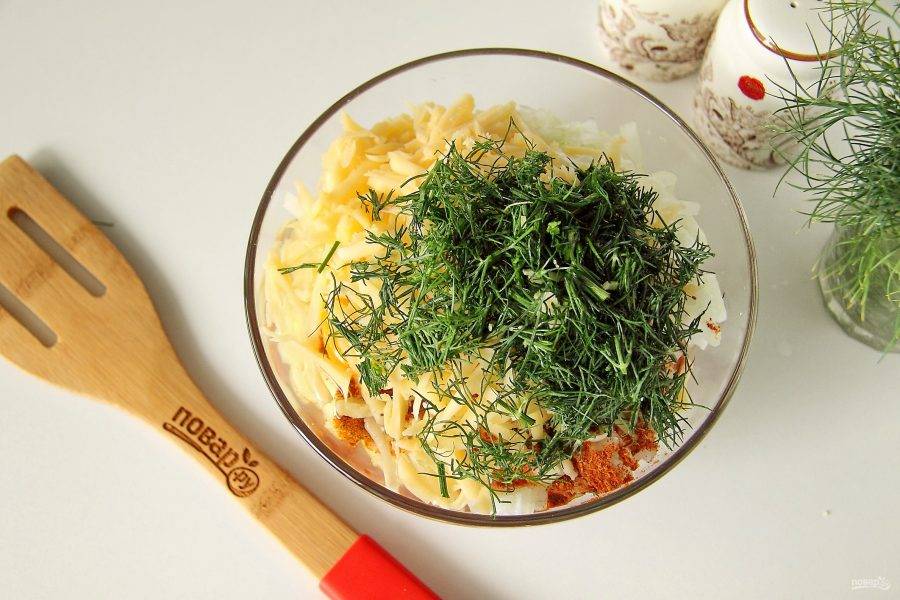 Сыр натрите на крупной терке, зелень измельчите ножом.