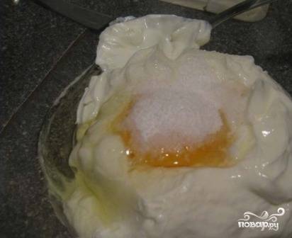 Выкладываем подготовленный творог в миску, добавляем яйцо и сахар, обычный (3 столовые ложки) и ванильный. Перемешайте.