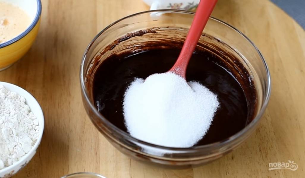 5.	В растопленный шоколад добавьте сахар и перемешайте.