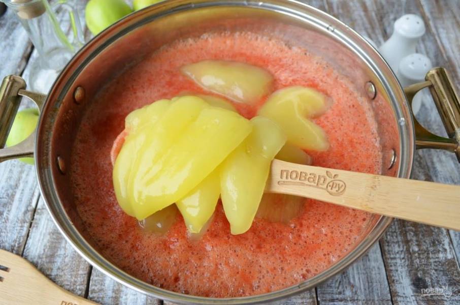 3. Болгарский перец погрузите в кипяток и проварите 6-7 минут, потом обдайте ледяной водой и кожура снимется просто руками. Положите перец в томатный сок.
