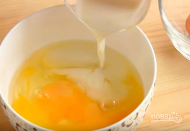 5. Взбейте 2 яйца и добавьте 3-4 столовых ложки молока. 