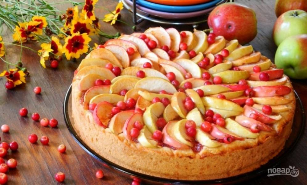 Песочный пирог с яблоками и брусникой - рецепт в духовке с пошаговыми фото