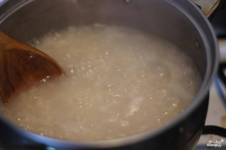 В кипящую воду кладем рис, через некоторое время добавляем сливочное масло и варим 10-15 минут.