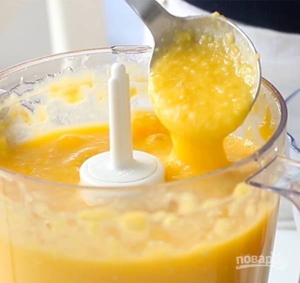 Сложите манго в блендер и перебейте до однородности. Добавьте сахар, лимонный сок и еще немного взбейте.