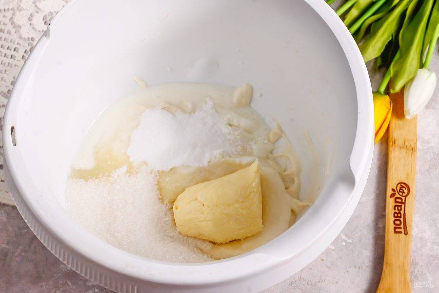 В это время приготовьте крем. Выложите в чашу кухонного комбайна сметану любой жирности, мягкое сливочное масло, всыпьте сахар и загуститель для сметаны.